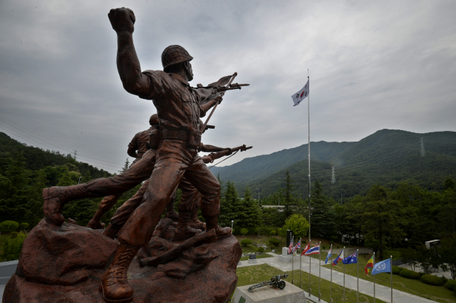 다부동 전적기념관에서 바라본 유학산. 자전거 라이딩의 성지가 된 유학산에선 아직 한국전쟁 유해 발굴 작업이 진행되고 있다. 이채근 기자 mincho@imaeil.com