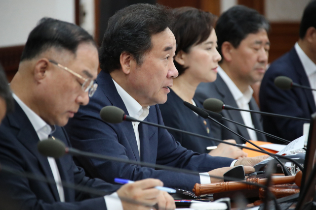 이낙연 국무총리가 18일 오전 정부서울청사에서 열린 국무회의에서 발언하고 있다. 연합뉴스
