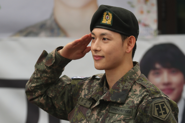 지난 17일 경기도 양주시 육군 25사단에서 배우 임시완이 전역을 축하하는 팬들에게 경례하고 있다. 연합뉴스