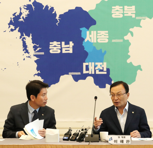 더불어민주당 이해찬 대표와 이인영 원내대표(왼쪽)가 18일 오전 국회에서 열린 제2차 더불어민주당 충청권 당정협의회에서 대화하고 있다. 연합뉴스