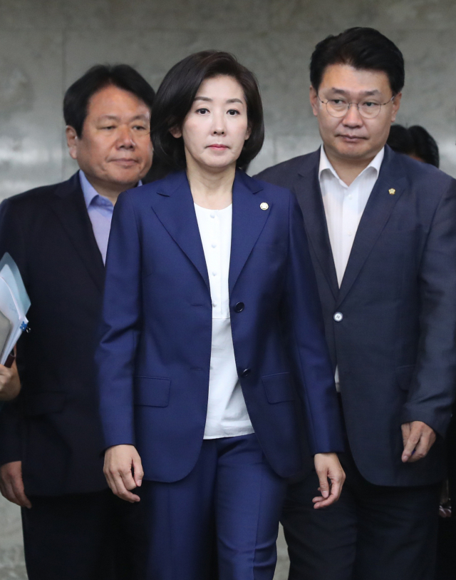 자유한국당 나경원 원내대표가 18일 국회에서 열린 정책의원총회에 들어서고 있다. 연합뉴스