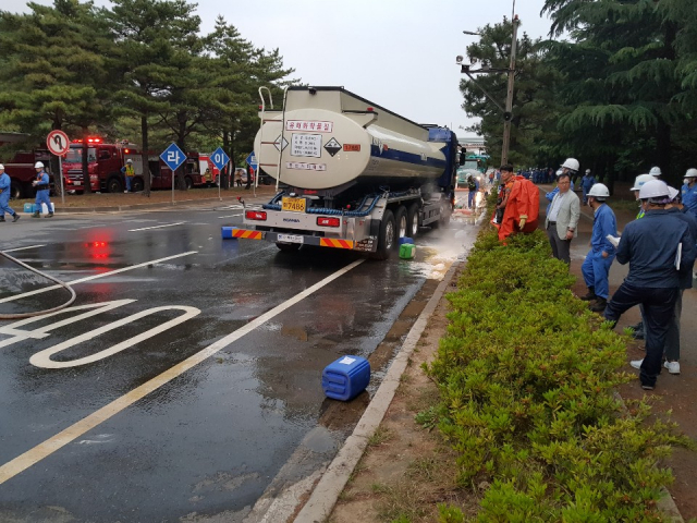 18일 오후 포항 남구 동촌동 포스코 포항제철소 2문 앞에서 탱크로리에 실려있던 염산이 도로에 누출돼 있다. 포항남부경찰서 제공.