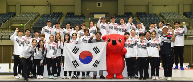 한국 대표팀이 아시아펜싱선수권대회에서 11연패를 달성했다. 대표팀은 18일 일본 도쿄에서 열린 2019 아시아펜싱선수권대회 마지막 날 남자 에페 단체전, 여자 플뢰레 단체전에서 은메달 2개를 추가했다. 연합뉴스