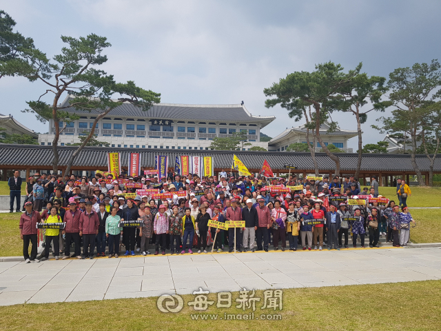 봉화 석포면 석포리 주민 등 500여 명이 19일 경북도의 영풍석포제련소의 조업정지 처분에 대해 규탄하며 도청을 방문해 집회를 열었다. 김영진 기자