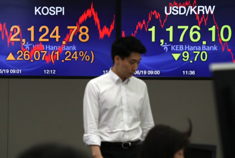 19일 코스피가 26.07포인트 오른 2,124.78로 장을 마감했다. 19일 서울 중구 KEB 하나은행 딜링룸의 모습. 연합뉴스