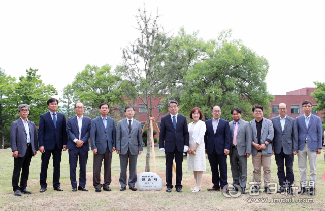 19일 안동대 제8대 권순태 총장 취임식 이후 권 총장은 보직교수들과 함께 기념식수하고 기념촬영했다. 안동대 제공
