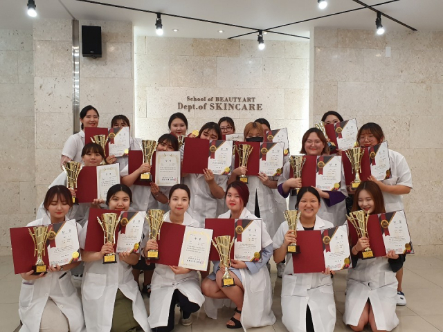 영남이공대 뷰티스쿨 스킨케어학과 1,2학년 20명이 2019 Spring 뷰티국제엑스포 기능대회에서 전원입상하는 쾌거를 이뤄냈다. 영남이공대 제공