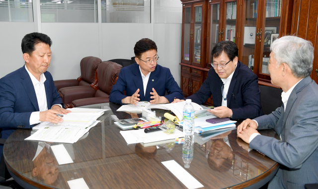 이철우 경상북도지사가 안일환(오른쪽 두 번째) 기획재정부 예산실장에게 국비 확보가 필요한 도내 주요 사업 현황을 설명하고 있다. 경북도 제공