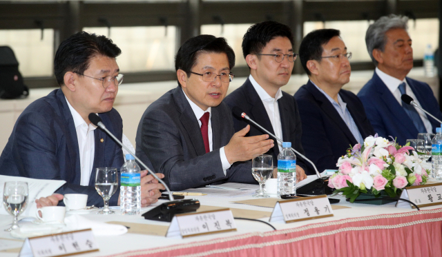 자유한국당 황교안 대표가 19일 오전 부산상공회의소에서 열린 지역 경제인들과 조찬간담회에서 모두발언하고 있다. 연합뉴스