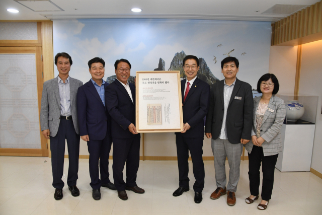 김두한(왼쪽 세 번째) 경북도 해양수산국장이 임종식(오른쪽 세 번째) 경북교육감에게 독도 학술 패널을 전달하며 기념 촬영을 하고 있다. 경북도 제공
