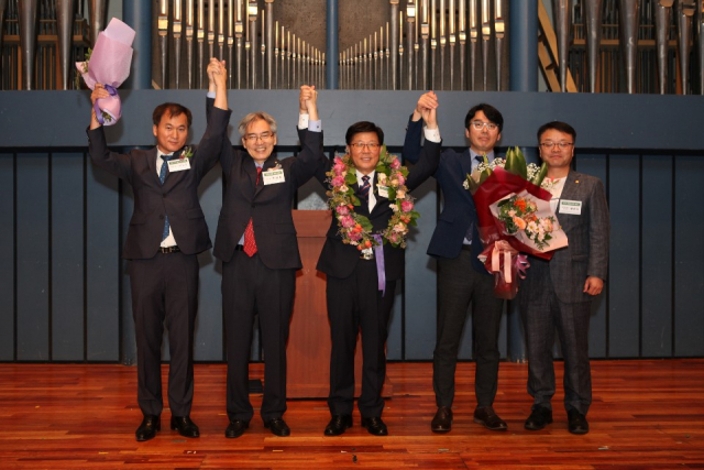 구광회(가운데) 대구지방세무사회 회장이 당선 축하를 받고 있다. 대구지방세무사회 제공