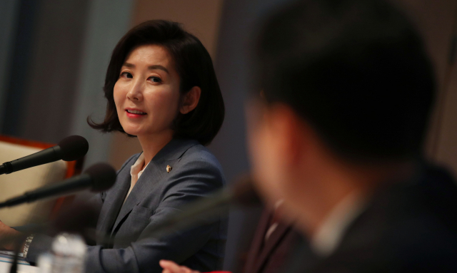자유한국당 나경원 원내대표가 20일 서울 중구 프레스센터에서 열린 관훈클럽 초청 토론회에서 패널의 질문을 듣고 있다. 연합뉴스