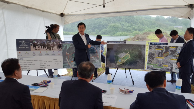 이만희 의원이 지난해 지자체와 마사회 관계자들을 영천렛츠런 파크 부지로 초청해 사업 증설과 조기 완공 을 촉구했다. 사진 이만희 의원실 제공