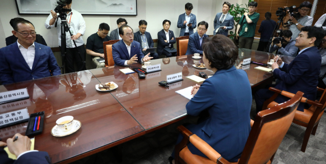 김현미 국토교통부 장관이 20일 오후 서울 용산구 국토교통부 서울사무소에서 김경수 경남도지사, 오거돈 부산광역시장, 송철호 울산광역시장 등과 김해신공항 관련 현안사항을 논의하고 있다. 연합뉴스