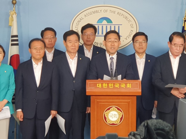 주호영 회장 등 자유한국당 대구경북발전협의회 소속 국회의원들이 지난달 21일 오전 가덕도 신공항 재추진 움직임과 관련, 국회 정론관에서 기자회견을 하며 정부를 향해 강한 어조로 비판했다. 주호영 의원실 제공