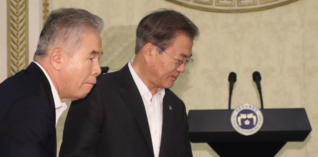 문재인 대통령이 21일 청와대에서 열린 한국자유총연맹 임원 초청 오찬에서 인사말 후 자리로 돌아오고 있다. 연합뉴스