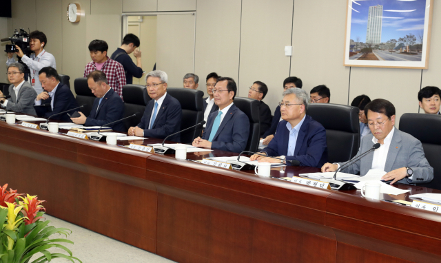 21일 오전 서울 서초구 한전 아트센터에서 한국전력 이사들이 