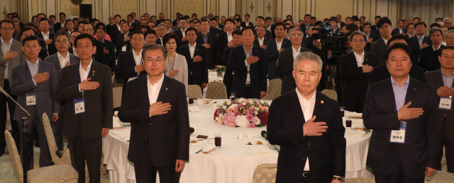 문재인 대통령이 21일 청와대에서 열린 한국자유총연맹 임원 초청 오찬에서 국민의례를 하고 있다. 오른쪽은 박종환 총재. 연합뉴스