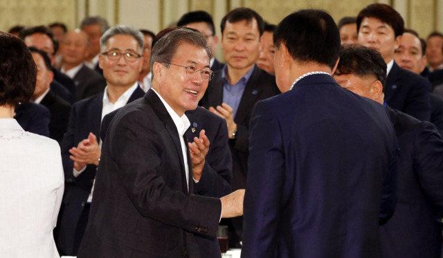 문재인 대통령이 21일 청와대에서 오찬에 참석한 한국자유총연맹 임원들과 인사하고 있다. 연합뉴스