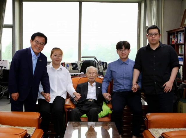 백선기 칠곡군수가 21일 서울시 용산구 전쟁기념관에서 6·25 전쟁영웅인 백선엽 장군을 만나 감사의 뜻을 전했다. 왼쪽부터 백선기 칠곡군수, 화랑 왜관초등학교 학생회장, 백선엽 장군, 천안함 생존 장병 전준영·김윤일씨. 칠곡군 제공