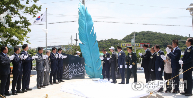 성주중·고 6·25참전 학도병 충훈비 제막식 참석자들이 제막 후 박수를 치고 있다. 이영욱 기자