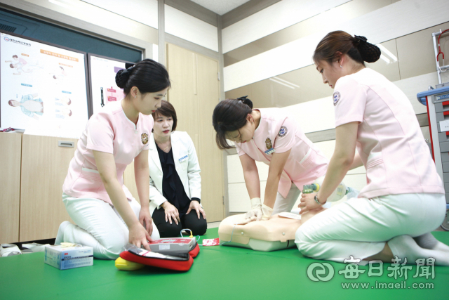 가톨릭상지대학이 간호교육 인증평가 간호학 학사학위 프로그램에서 5년 연속 최고등급을 인증했다. 이 대학 간호학과는 셀린 시뮬레이션센터 등 최고의 교육환경을 자랑하고 있다. 가톨릭상지대 제공
