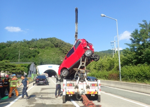 대구포항고속도로 포항 방향 와촌터널 부근에서 22일 오후 4중 추돌사고 후 소방관계자들이 현장정리를 하고 있다. 2019.6.22 [대구 동부소방서 제공]