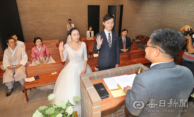 22일 경산 하양무학로교회에서 가족만 참석한 작은 결혼식이 진행되고 있다. 성일권 기자 sungig@imaeil.com