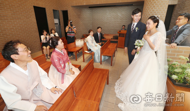 22일 경산 하양무학로교회에서 가족만 참석한 작은 결혼식이 진행되고 있다. 성일권 기자 sungig@imaeil.com