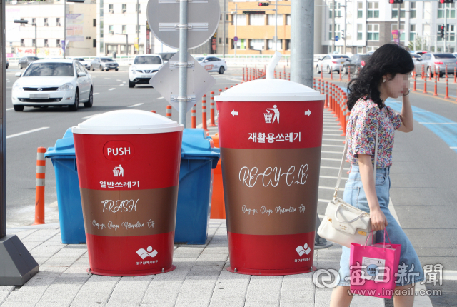 25일 동대구역 앞 버스승강장에 가격이 240만원이 넘는 쓰레기통이 설치돼 있다. 성일권 기자 sungig@imaeil.com