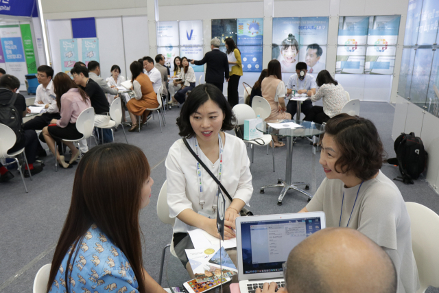 대구국제의료관광전을 찾은 해외 바이어들이 대구 의료기관 관계자들과 수출 계약 등 상담을 하고 있다. 대구의료관광진흥원 제공. 매일신문DB
