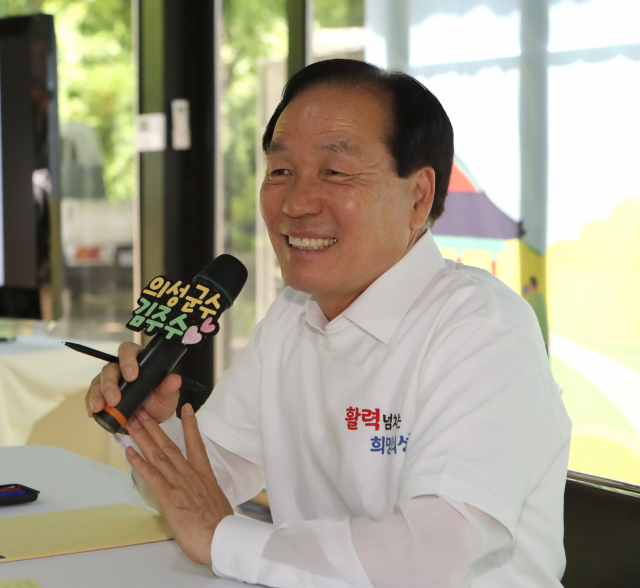 김주수 의성군수가 민선 7기 1년을 맞아 기자 간담회를 열고 군정 추진 계획 등을 설명하고 있다. 의성군 제공
