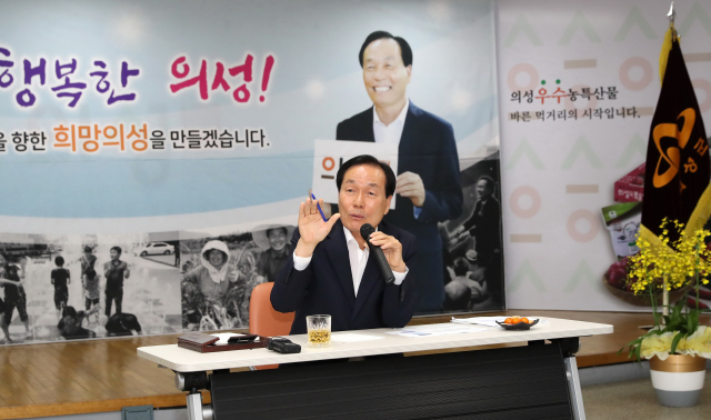 김주수 의성군수가 민선 7기 기자 간담회를 열고 기자들의 질문에 답변하고 있다. 의성군 제공