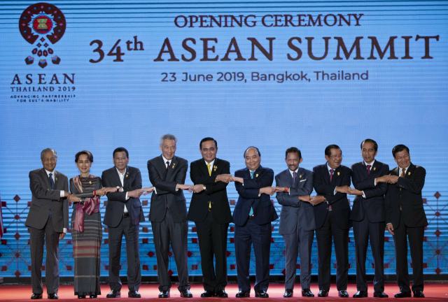 23일 태국 방콕에서 열린 제34차 동남아시아국가연합(아세안·ASEAN) 정상회의에서 쁘라윳 짠-오차 태국 총리(왼쪽 5번째) 등 10개 회원국 정상들이 단체 기념사진을 찍기 위해 포즈를 취하고 있다. 연합뉴스