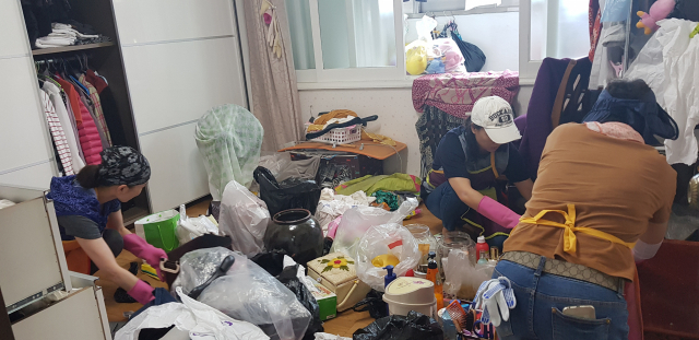 거창군 자원봉사센터 회원들이 A씨 집을 방문해 수납정리을 하고 있다.거창군 제공