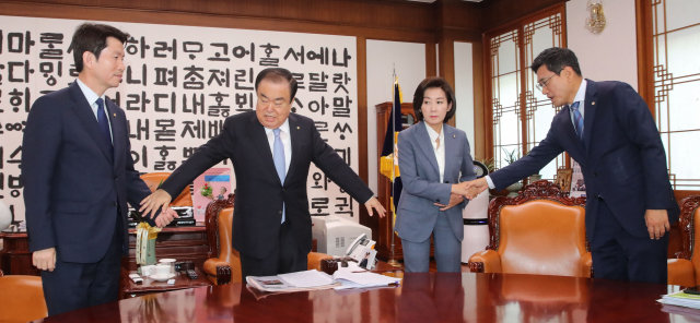 24일 서울 여의도 국회 의장실에서 더불어민주당 이인영 원내대표(왼쪽부터), 문희상 의장, 자유한국당 나경원, 바른미래당 오신환 원내대표가 회동 시작 전 사진 촬영을 준비하고 있다. 연합뉴스