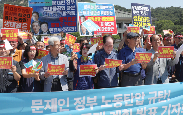 민주노총이 24일 오전 청와대 앞 대정부 투쟁에서 노동존중 요구 퍼포먼스를 하고 있다. 김명환 민주노총 위원장은 불법행위 주도 혐의로 지난 21일 구속됐다. 연합뉴스