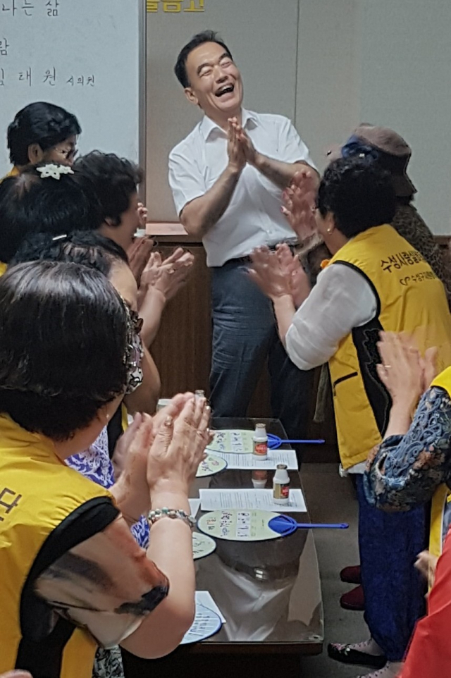 김태원 대구시의원(가운데) 한 강연장에서 