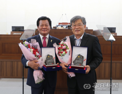 안동시의회 8선 이재갑(오른쪽) 의원과 7선 손광영 의원이 공로패를 전해받고 기념촬영했다. 안동시의회 제공