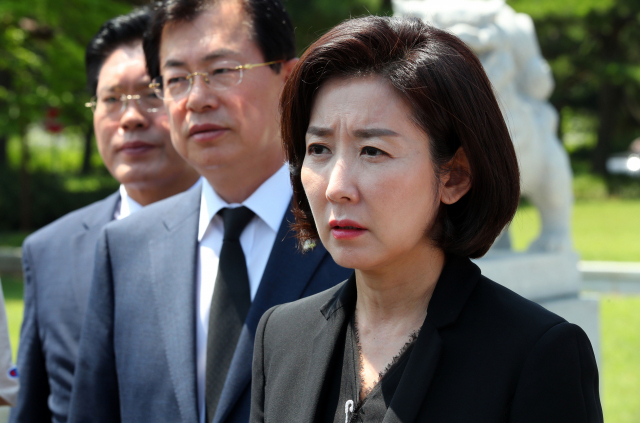 자유한국당 나경원 원내대표가 25일 오전 서울 동작구 국립서울현충원에서 학도의용군 무명용사탑 참배를 마치고 취재진 질문에 답하고 있다. 연합뉴스