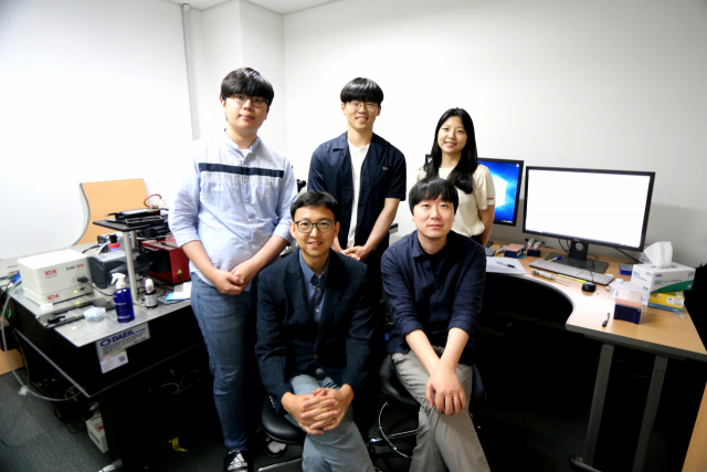DGIST 신물질과학전공 조재흥 교수(앞줄 왼쪽), 서대하 교수(오른쪽)와 연구진. DGIST 제공
