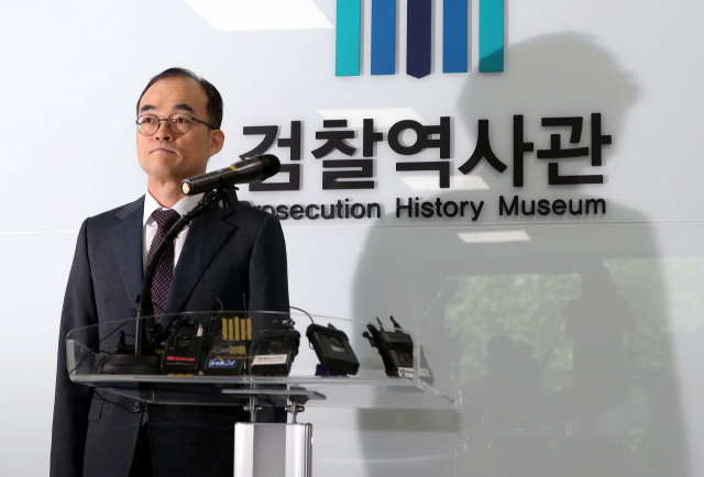 문무일 검찰총장이 25일 오전 서울 서초구 대검찰청 검찰역사관에서 