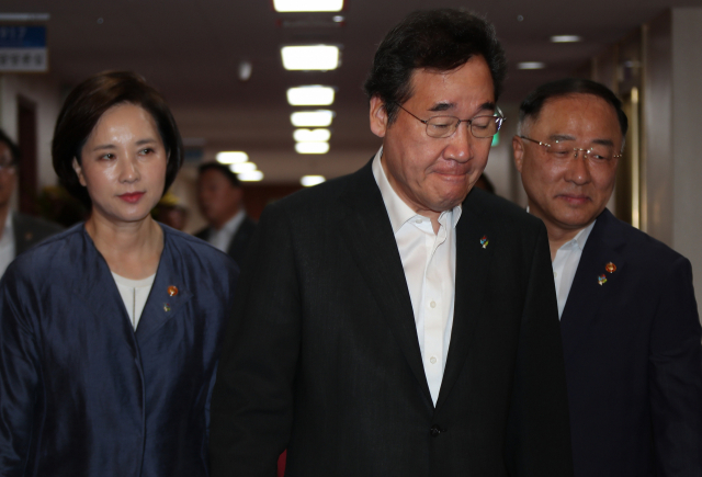 이낙연 국무총리가 25일 오전 정부서울청사에서 열린 국무회의에 입장하고 있다. 왼쪽부터 유은혜 사회부총리 겸 교육부 장관, 이 총리, 홍남기 경제부총리 겸 기획재정부 장관. 연합뉴스