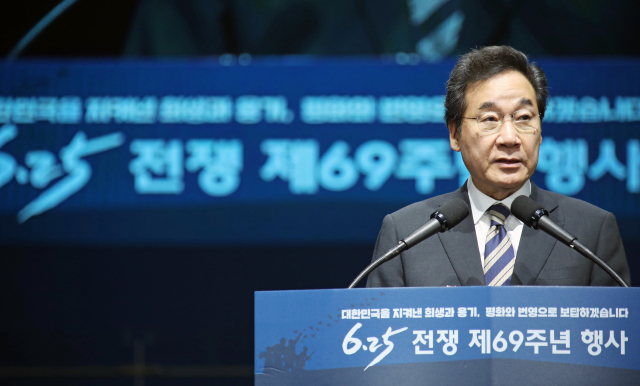 이낙연 국무총리가 25일 서울시 중구 장충체육관에서 열린 6·25전쟁 제69주년 행사에 참석해 연설하고 있다. 연합뉴스