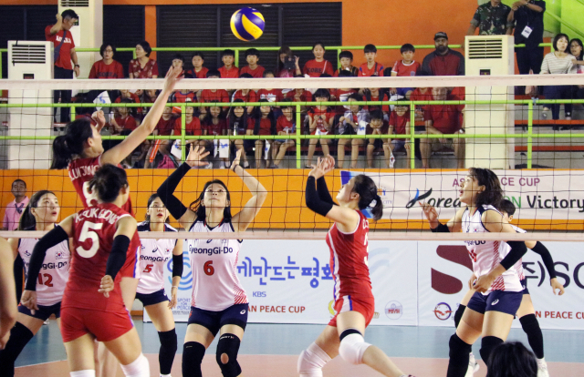 25일 오전 인도네시아 자카르타의 스포츠 퍼르타미나(Sports Pertamina)에서 경기도 수원시청 소속 배구팀(흰색 상의)과 북한 4·25체육단 소속 배구팀 열전을 펼치고 있다. 연합뉴스