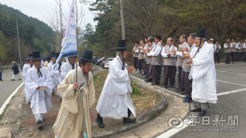 4월 9일 퇴계선생의 고향으로 귀향한지 450년을 맞아 퇴계 귀향길 재현단들이 서울을 출발해 21일 안동 도산서원에 도착하고 있다. 엄재진 기자