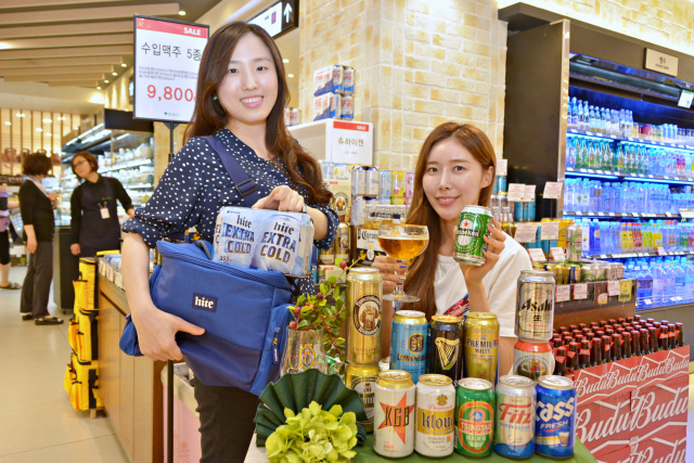 대구백화점 프라자점 식품관에서는 휴가철을 앞두고 오는 28~30일 수입 맥주와 와인을 저렴하게 판매한다. 1866 블론드, 블랑쉬 등 수입맥주 5캔을 1만원에 판매하고, 3만8천원에 판매되던 조닌 모스카토 스파클링 와인은 8천원, 모스카토 다스티를 1만5천원에 판다. 특히 10만원에 판매하던 