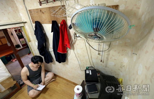 대구 북구 칠성동 쪽방 밀집 지역에서 매일신문 이주형 기자가 쪽방 체험을 하고 있다. 김영진 기자 kyjmaeil@imaeil.com