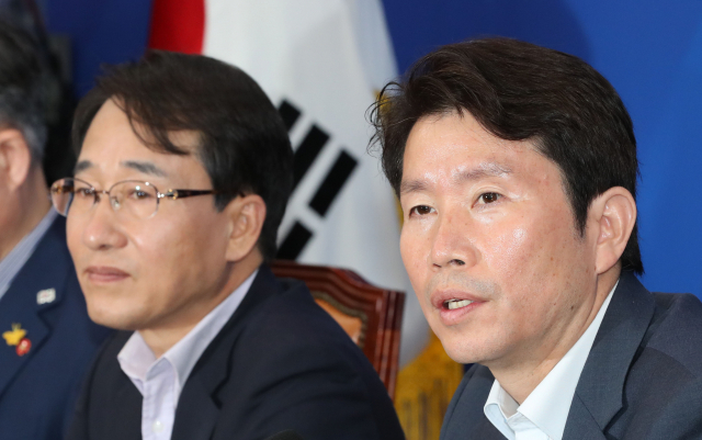 더불어민주당 이인영 원내대표가 25일 오전 국회에서 열린 원내대책회의에서 발언하고 있다. 연합뉴스