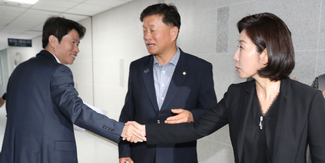 자유한국당 나경원 원내대표(오른쪽)와 더불어민주당 이인영 원내대표가 25일 오후 국회 의원회관 복도에서 조우, 악수를 나누고 있다. 연합뉴스